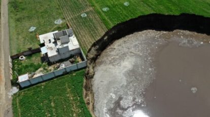 Gigantesco socavón en Santa María Zacatepec