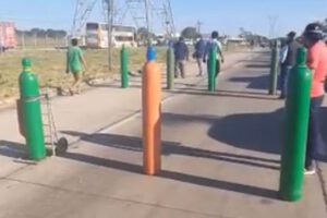 Familiares bloquean la avenida G-77 por falta de oxígeno en Santa Cruz