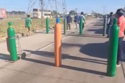 Familiares bloquean la avenida G-77 por falta de oxígeno en Santa Cruz