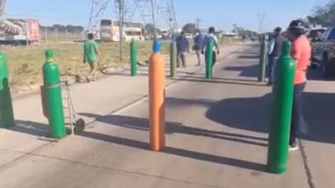 Familiares bloquean la avenida G-77 por falta de oxígeno en Santa Cruz