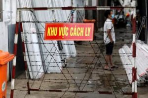 Una señal advierte un área restringida en cuarentena en medio del brote de la enfermedad por coronavirus en Vietnam