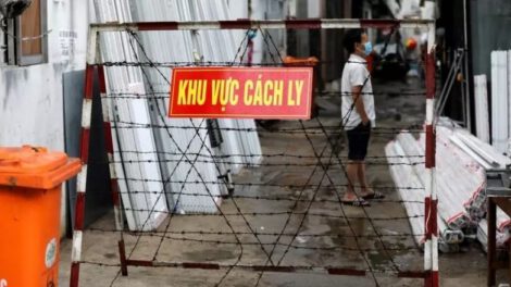 Una señal advierte un área restringida en cuarentena en medio del brote de la enfermedad por coronavirus en Vietnam