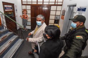 Acoso político en la lucha contra el Covid-19 por Iván Arias