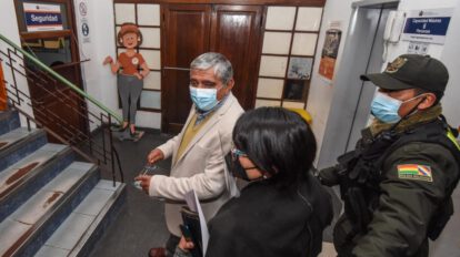 Acoso político en la lucha contra el Covid-19 por Iván Arias
