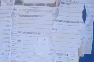 material electoral en basurero en el Mercado Yungas de La Paz