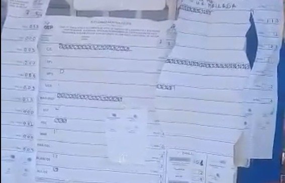 material electoral en basurero en el Mercado Yungas de La Paz