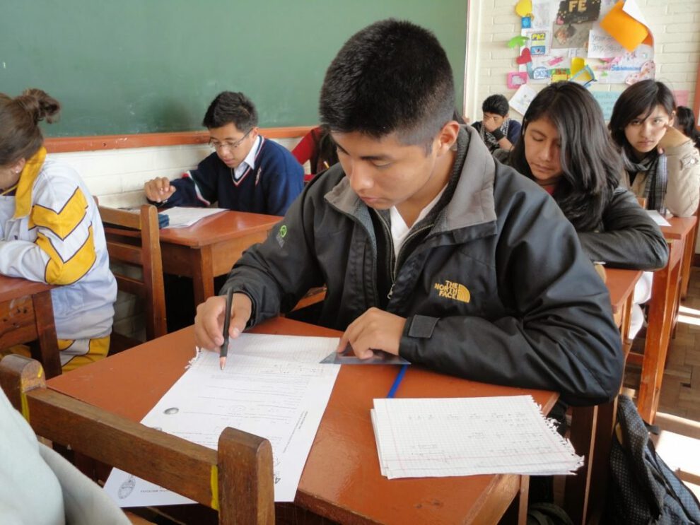 Bachilleres destacados reciben incentivo de 1.000 bolivianos