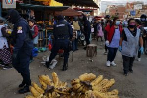 Sanciones a comerciantes en Cochabamba por no usar barbijo