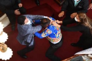 Pelea en la Asamblea Legislativa durante la interpelación al Ministro de Gobierno