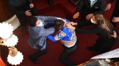 Pelea en la Asamblea Legislativa durante la interpelación al Ministro de Gobierno
