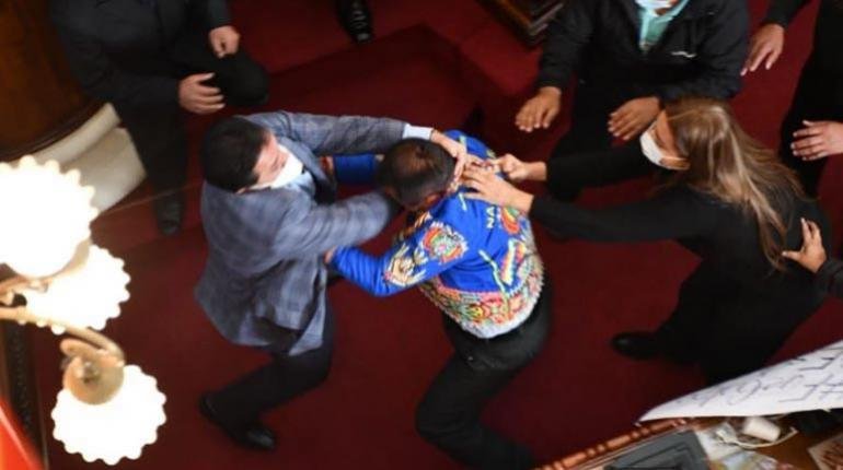 Pelea en la Asamblea Legislativa durante la interpelación al Ministro de Gobierno