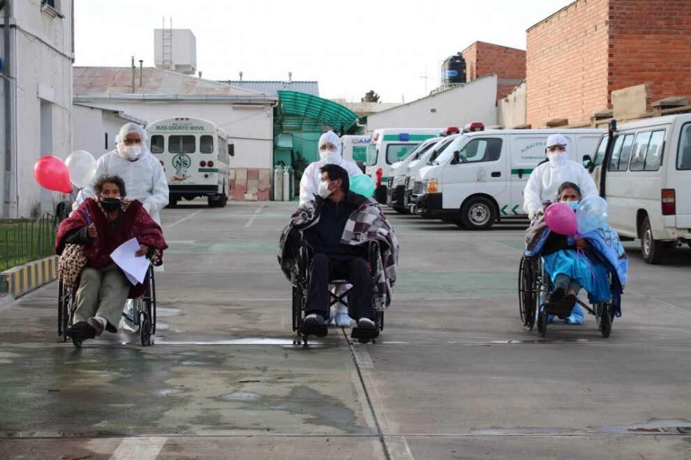 Adultos mayores vencen Covid-19 en la Caja Nacional de Salud