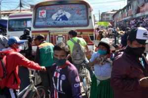 Aglomeración de personas en un centro de abasto durante la pandemia de Covid-19 en Bolivia