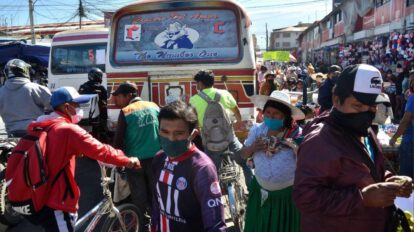 Aglomeración de personas en un centro de abasto durante la pandemia de Covid-19 en Bolivia