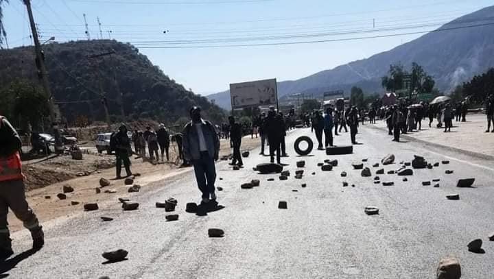 Bloqueo carretera Cochabamba Oruro por agricultores