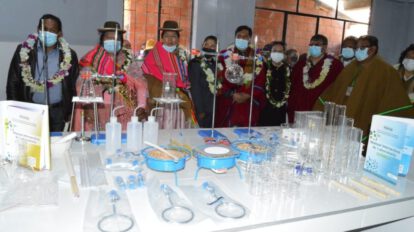 Equipos de laboratorio entregados por el Ministerio de Educación
