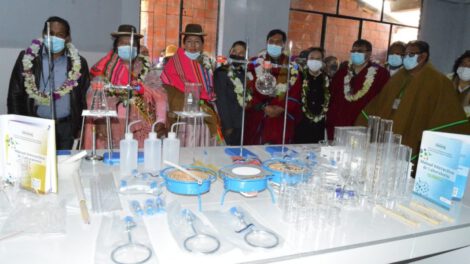 Equipos de laboratorio entregados por el Ministerio de Educación