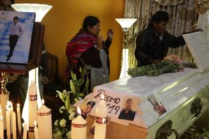 Familiares velan el cuerpo de Limbert Guzmán