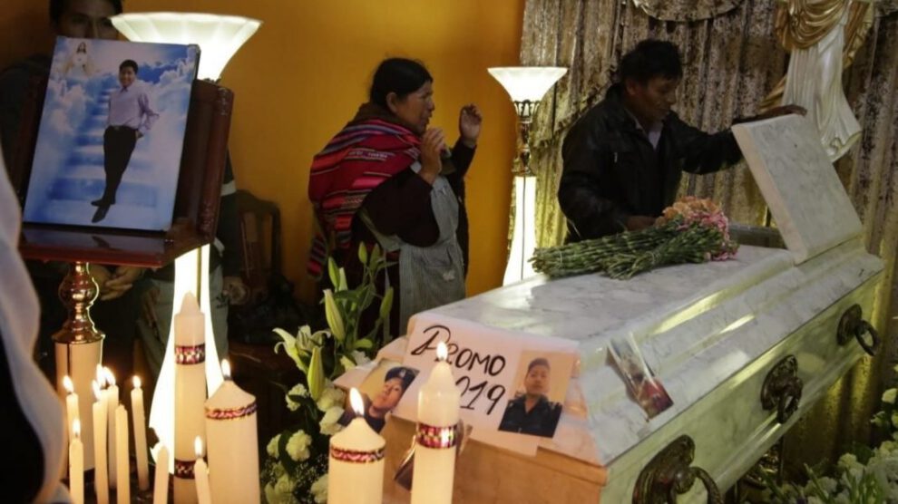 Familiares velan el cuerpo de Limbert Guzmán