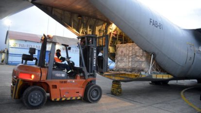 Vacunas Sinopharm procedentes de China son descargadas en El Alto