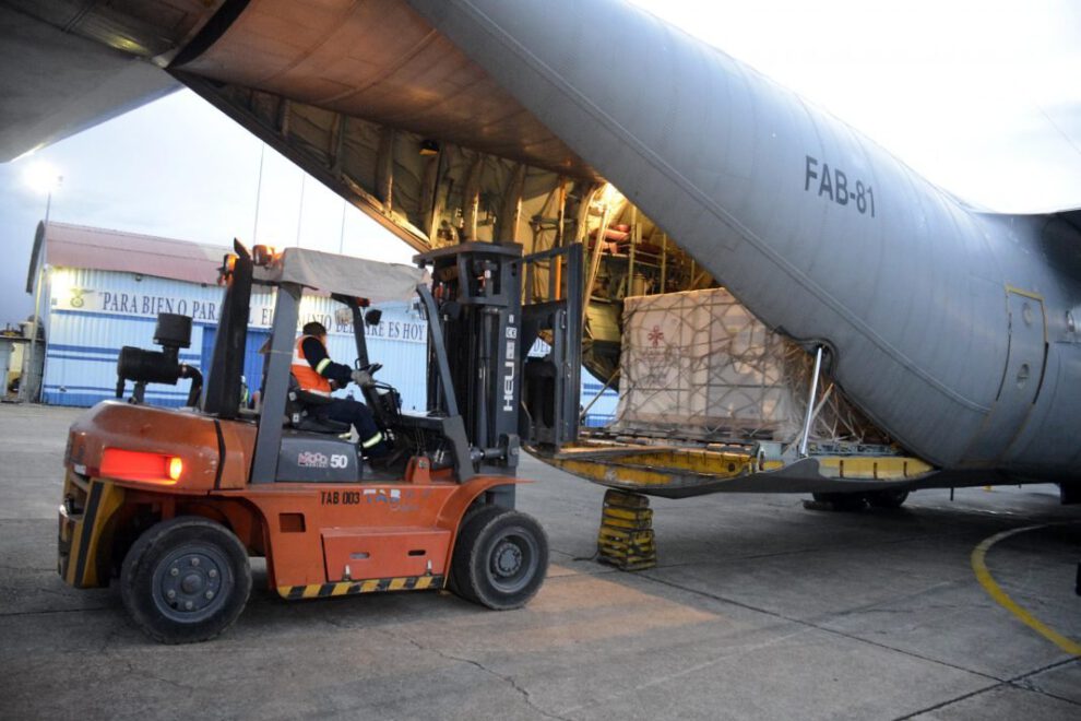 Vacunas Sinopharm procedentes de China son descargadas en El Alto