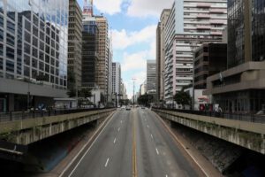 Protesta por muertes Covid en Brasil en la Avenida Paulista