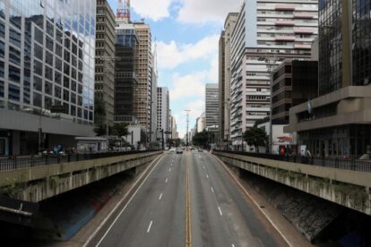 Protesta por muertes Covid en Brasil en la Avenida Paulista