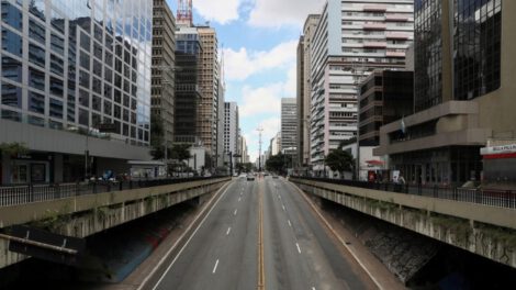 Protesta por muertes Covid en Brasil en la Avenida Paulista