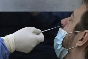 Profesionales toman pruebas para detectar variante Delta en Argentina
