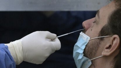 Profesionales toman pruebas para detectar variante Delta en Argentina