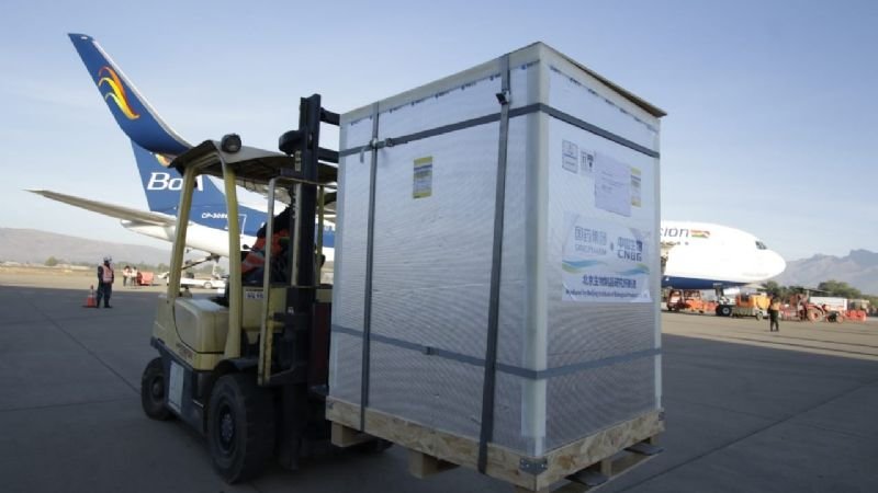 Vacunas Sinopharm llegan a Bolivia