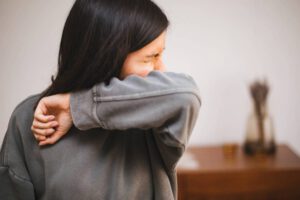 Estornudar como síntoma de Covid-19 en personas vacunadas