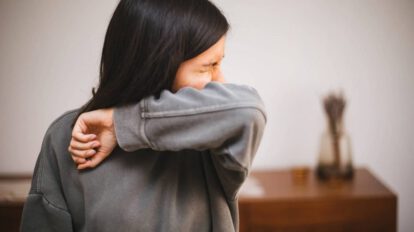 Estornudar como síntoma de Covid-19 en personas vacunadas