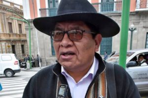 Evo Morales pide disculpas de rodillas a El Alto