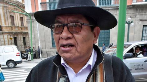 Evo Morales pide disculpas de rodillas a El Alto