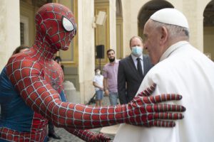 Papa Francisco y Spiderman en el Vaticano