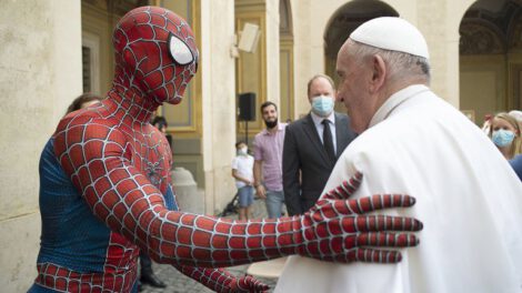 Papa Francisco y Spiderman en el Vaticano