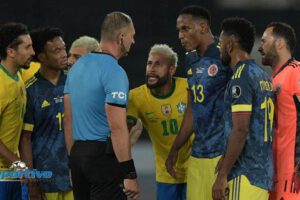 Reclamos de los jugadores de Colombia por el gol convalidado por Pitana en favor de Brasil
