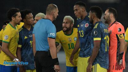 Reclamos de los jugadores de Colombia por el gol convalidado por Pitana en favor de Brasil