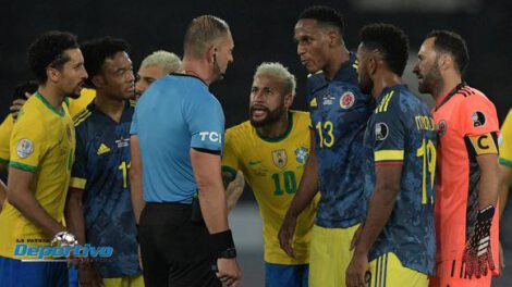 Reclamos de los jugadores de Colombia por el gol convalidado por Pitana en favor de Brasil