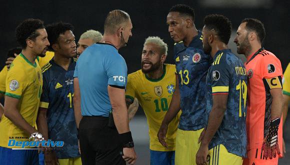 Reclamos de los jugadores de Colombia por el gol convalidado por Pitana en favor de Brasil
