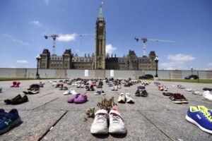 Tumbas en internado para niños indígenas en Canadá