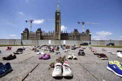 Tumbas en internado para niños indígenas en Canadá