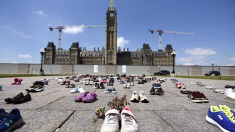 Tumbas en internado para niños indígenas en Canadá
