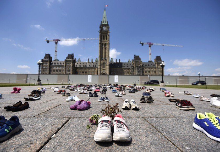 Tumbas en internado para niños indígenas en Canadá