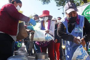 Sector lechero de Cochabamba regala producto ante la falta de mercado