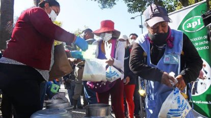 Sector lechero de Cochabamba regala producto ante la falta de mercado