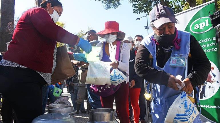 Sector lechero de Cochabamba regala producto ante la falta de mercado
