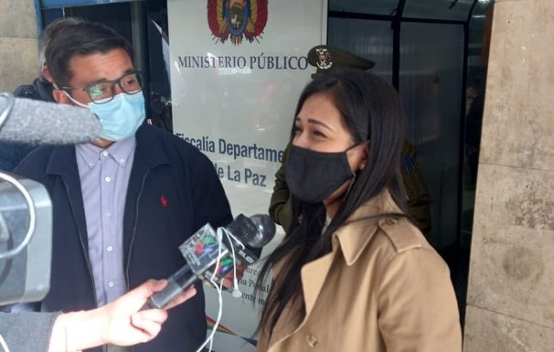 Adriana Salvatierra declara ante la Fiscalía sobre la posesión ilegal de Añez