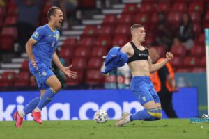 Ucrania clasifica a cuartos tras gol de Artem Dovbyk